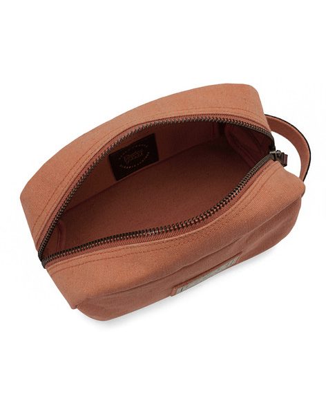 Lifve-Store-Hamburg-Eppendorf-Herrenmode-Denim-Jeans-Schott-Edwin-Vans-03_souve_washbag_orange_open_grande