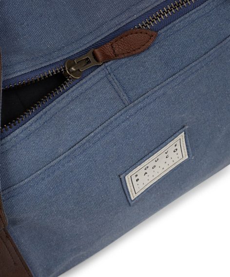 Lifve-Store-Hamburg-Eppendorf-Herrenmode-Denim-Jeans-Schott-Edwin-Vans-Pig-Hen04_souve_travelbagregular_blue_detail_grande