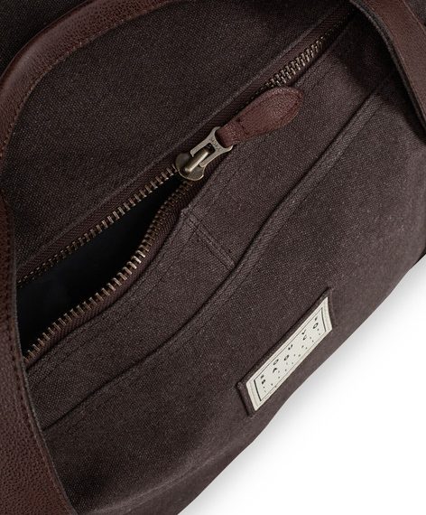 Lifve-Store-Hamburg-Eppendorf-Herrenmode-Denim-Jeans-Schott-Edwin-Vans-Pig-Hen05_souve_travelbagregular_brown_detail_grande